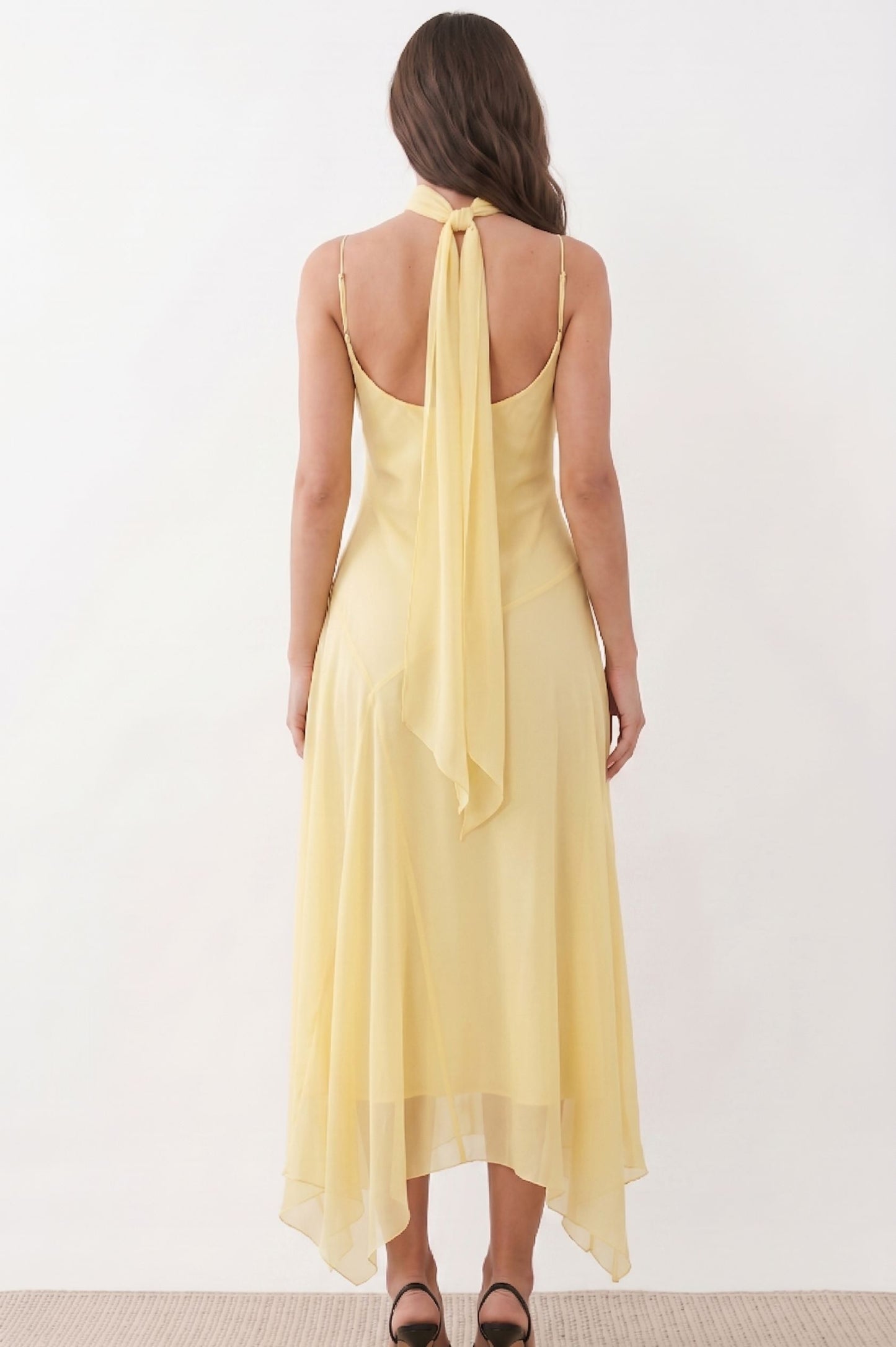 Robe Midi "Éclat Solaire" – Col Bénitier & Écharpe Intégrée