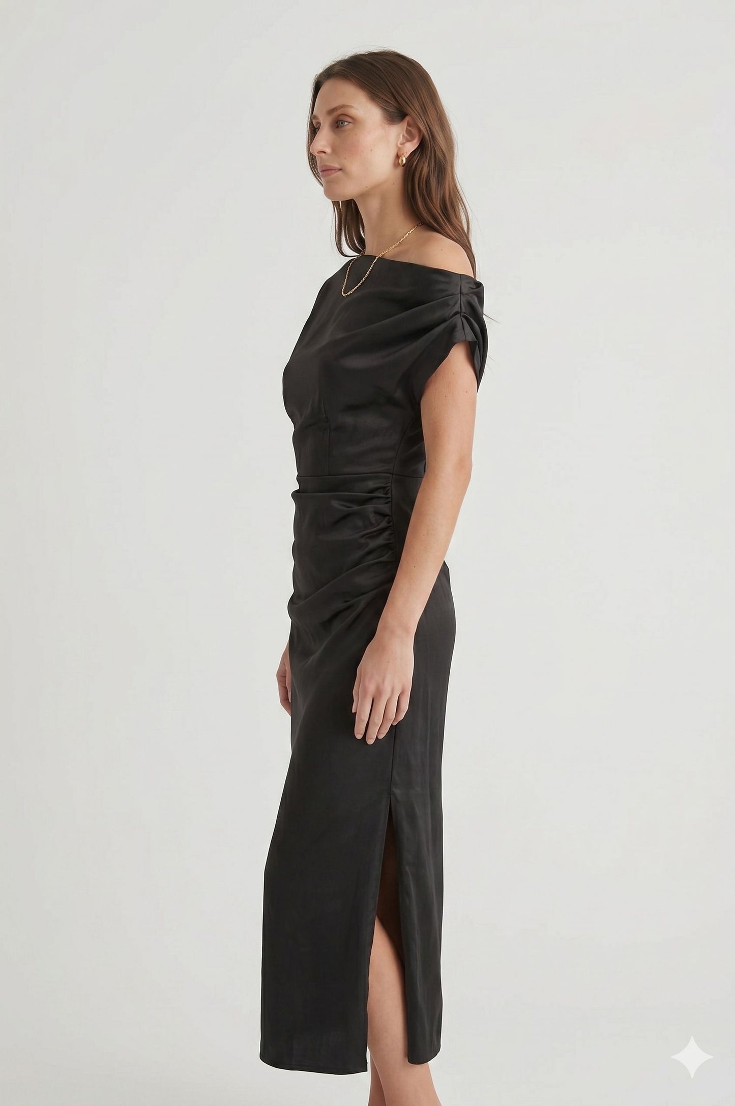 Robe Midi Satinée Drapée "L'Énigmatique" – Noir Intemporel
