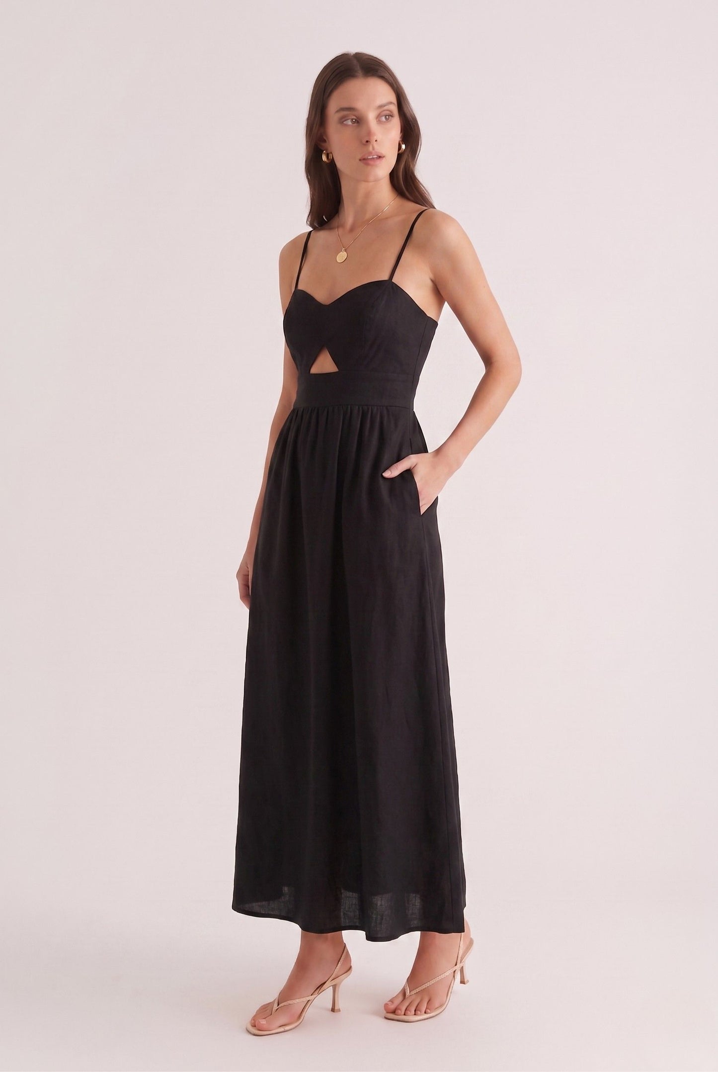 Robe Longue Noire Élégante à Fines Bretelles et Dos Smocké