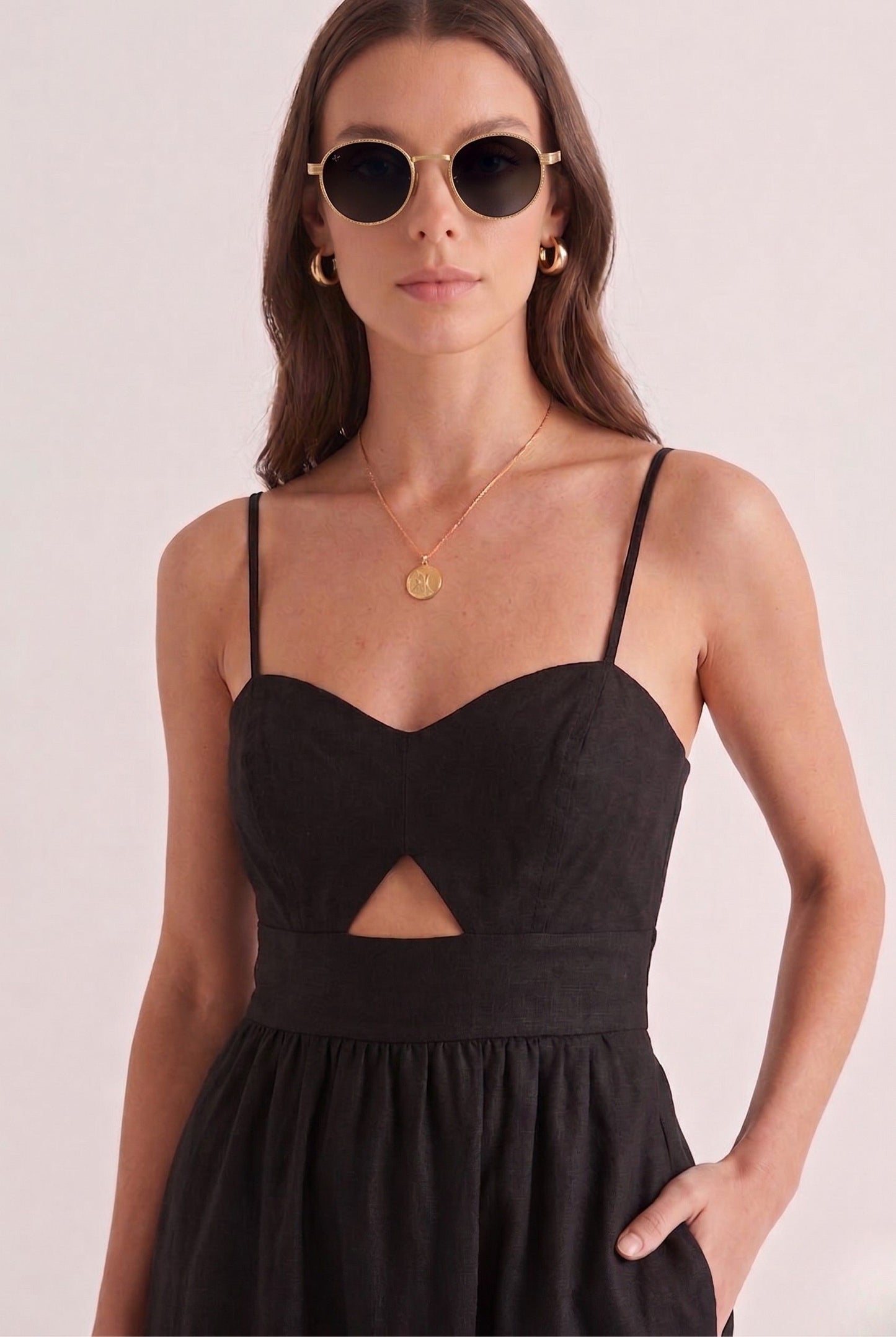 Robe Longue Noire Élégante à Fines Bretelles et Dos Smocké