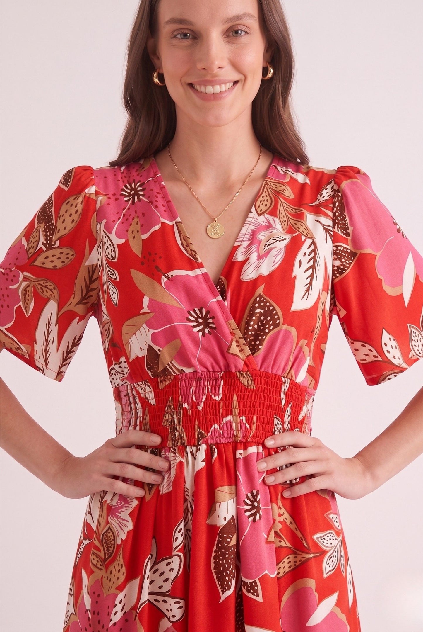 Robe Mi-Longue Rouge Florale à Col V et Taille Smockée