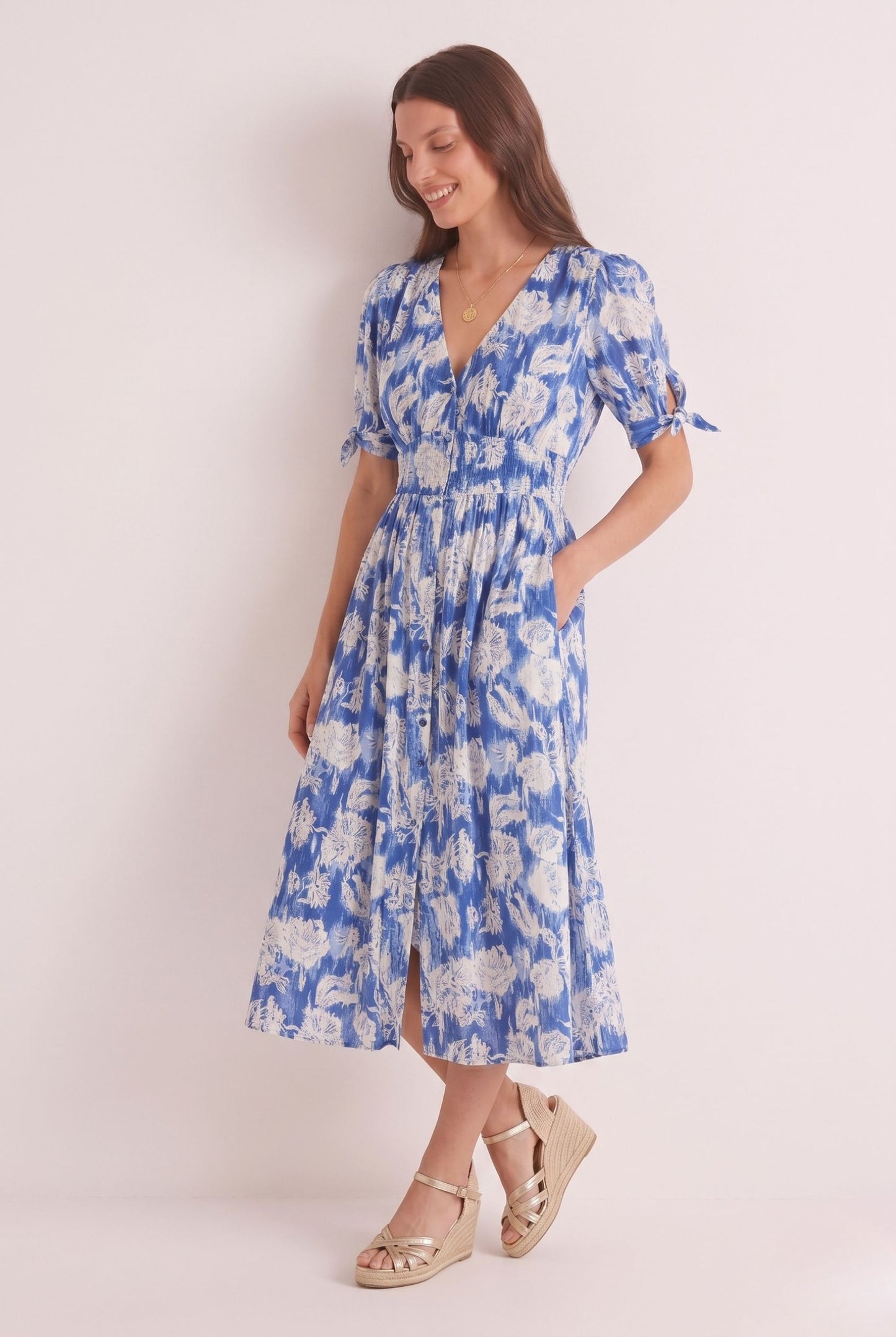Robe Mi-Longue Bleue à Motif Floral, Boutonnée et Taille Smockée