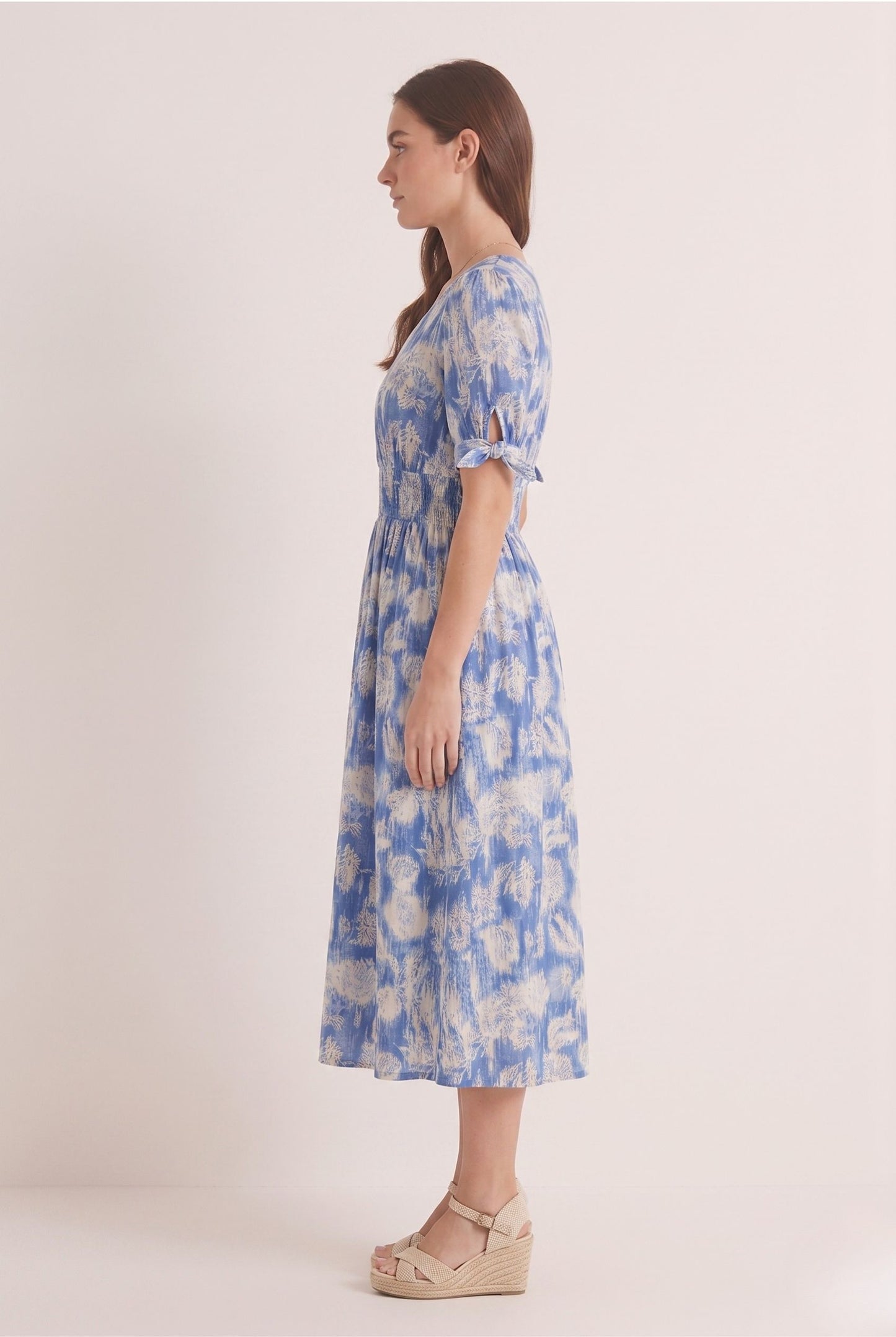 Robe Mi-Longue Bleue à Motif Floral, Boutonnée et Taille Smockée
