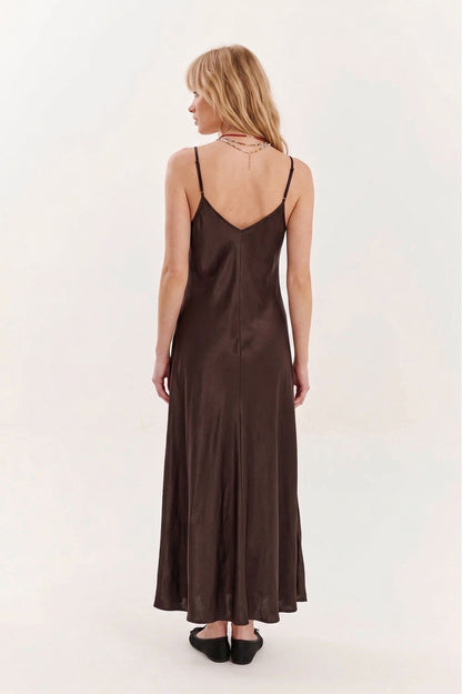 Robe Nuisette Longue Éclat Satiné – Marron Chocolat