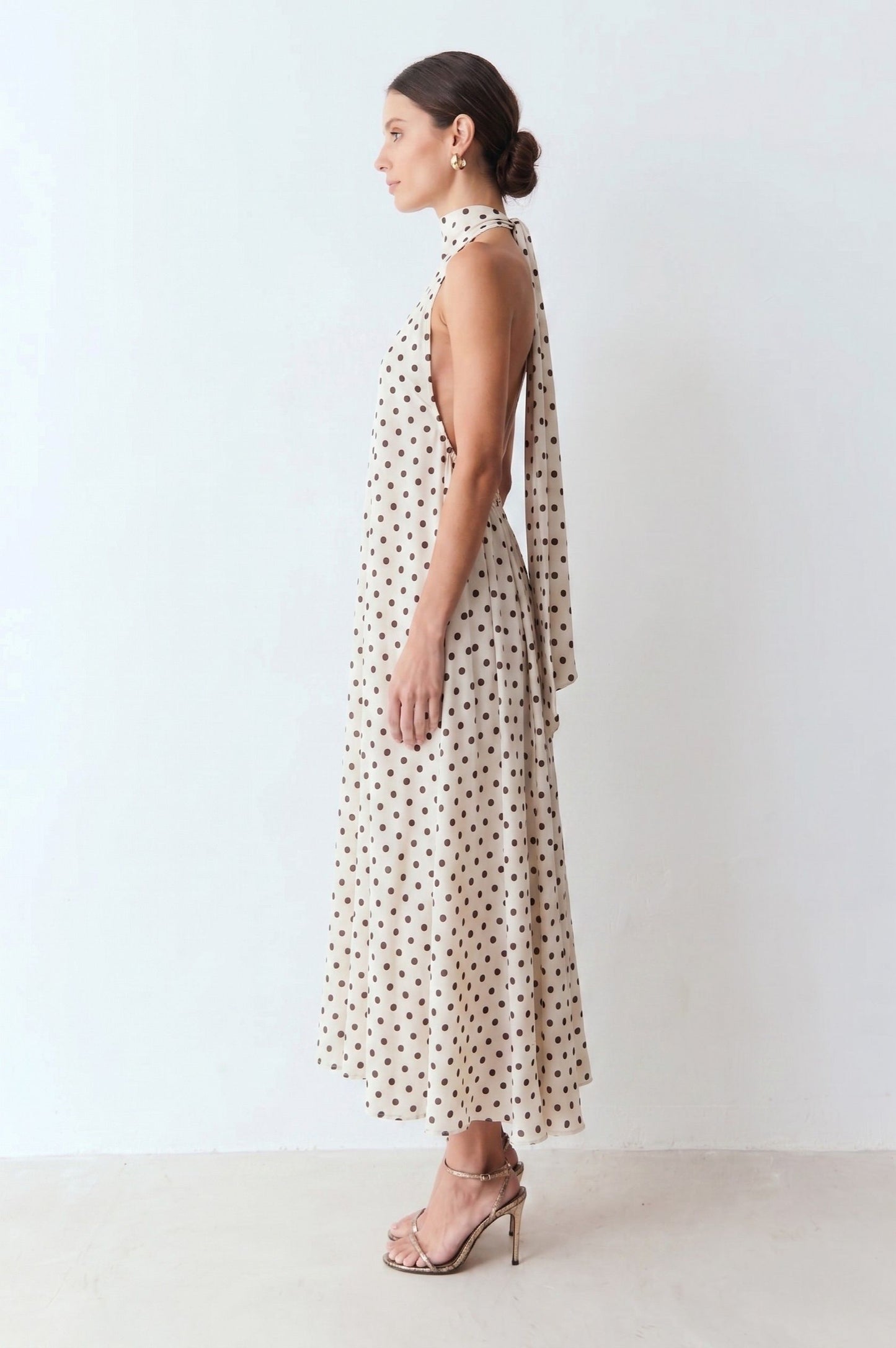 Robe Maxi Dos Nu "Élégance Riviera" – Imprimé à Pois Crème & Chocolat