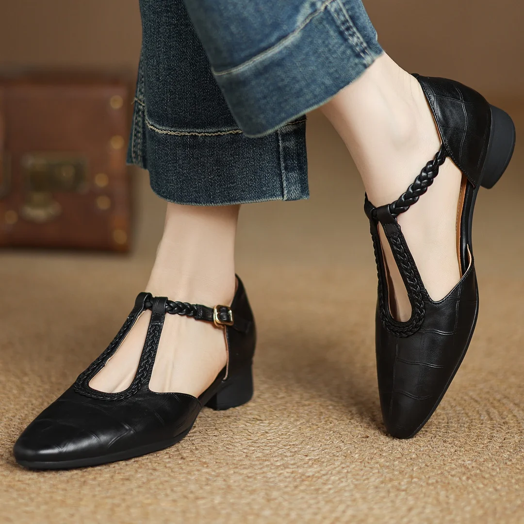 Judith – Chaussures classiques en cuir à bride en T avec détail tressé