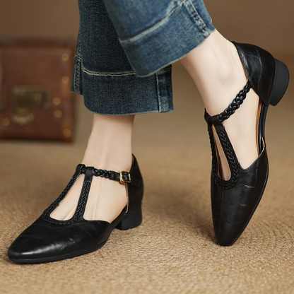 Judith – Chaussures classiques en cuir à bride en T avec détail tressé
