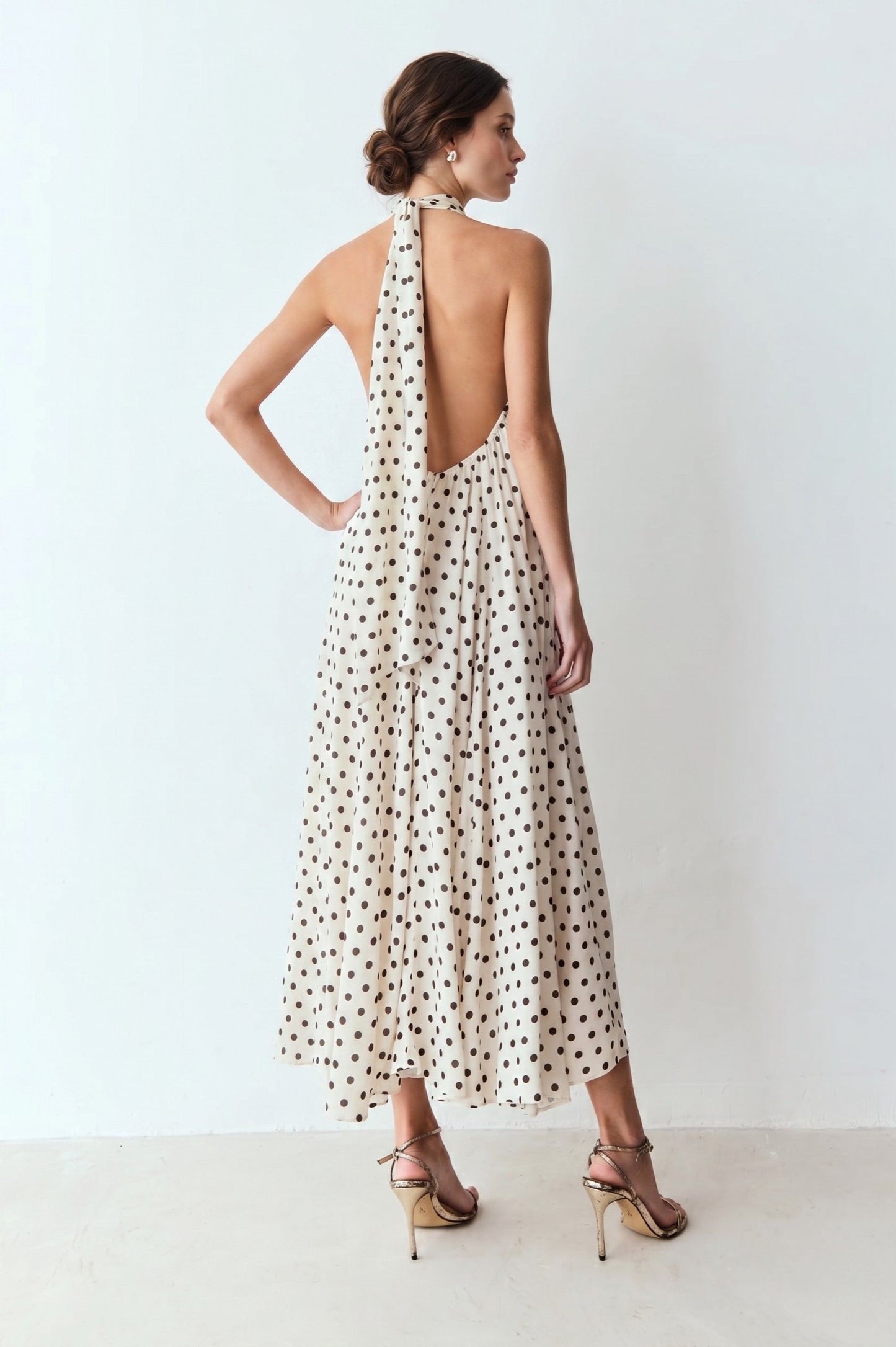 Robe Maxi Dos Nu "Élégance Riviera" – Imprimé à Pois Crème & Chocolat