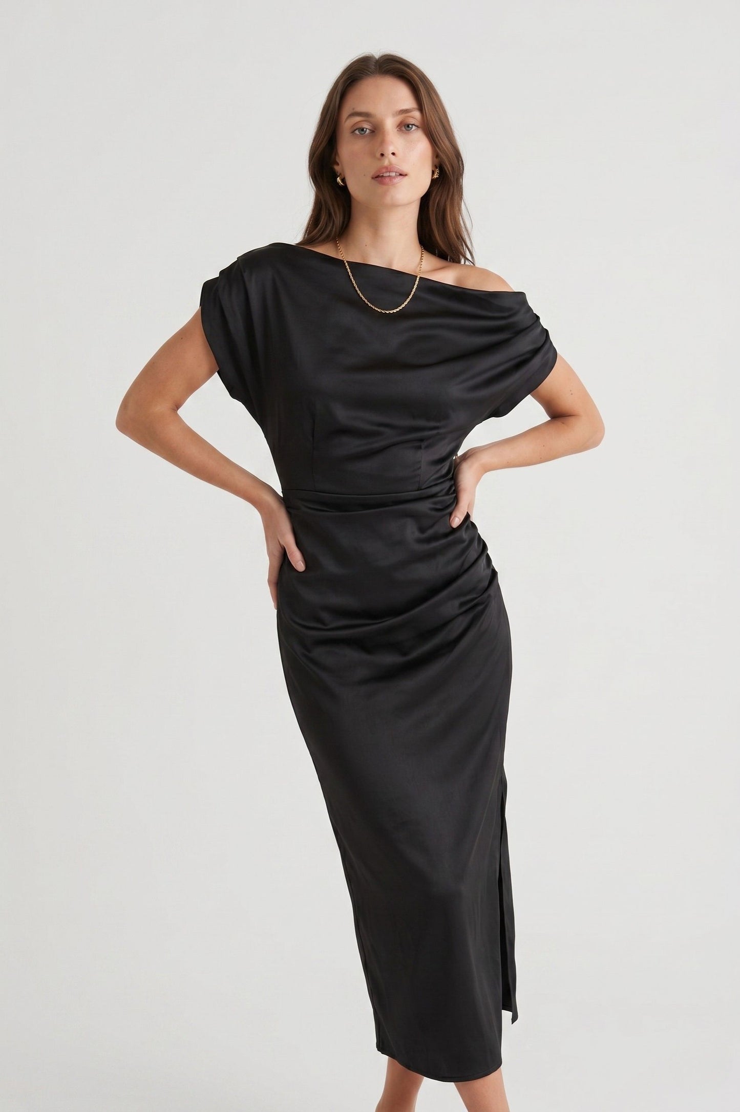 Robe Midi Satinée Drapée "L'Énigmatique" – Noir Intemporel