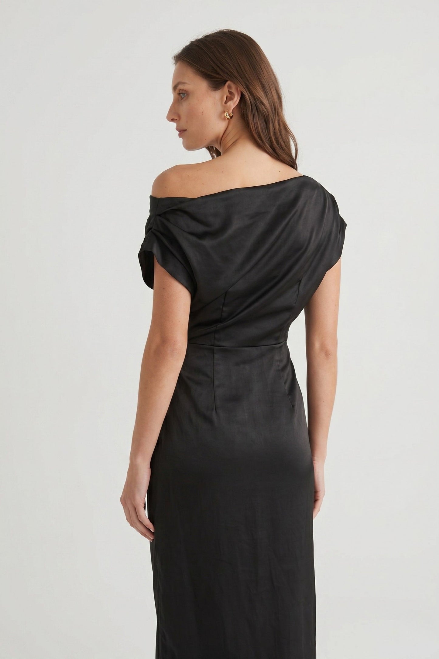 Robe Midi Satinée Drapée "L'Énigmatique" – Noir Intemporel