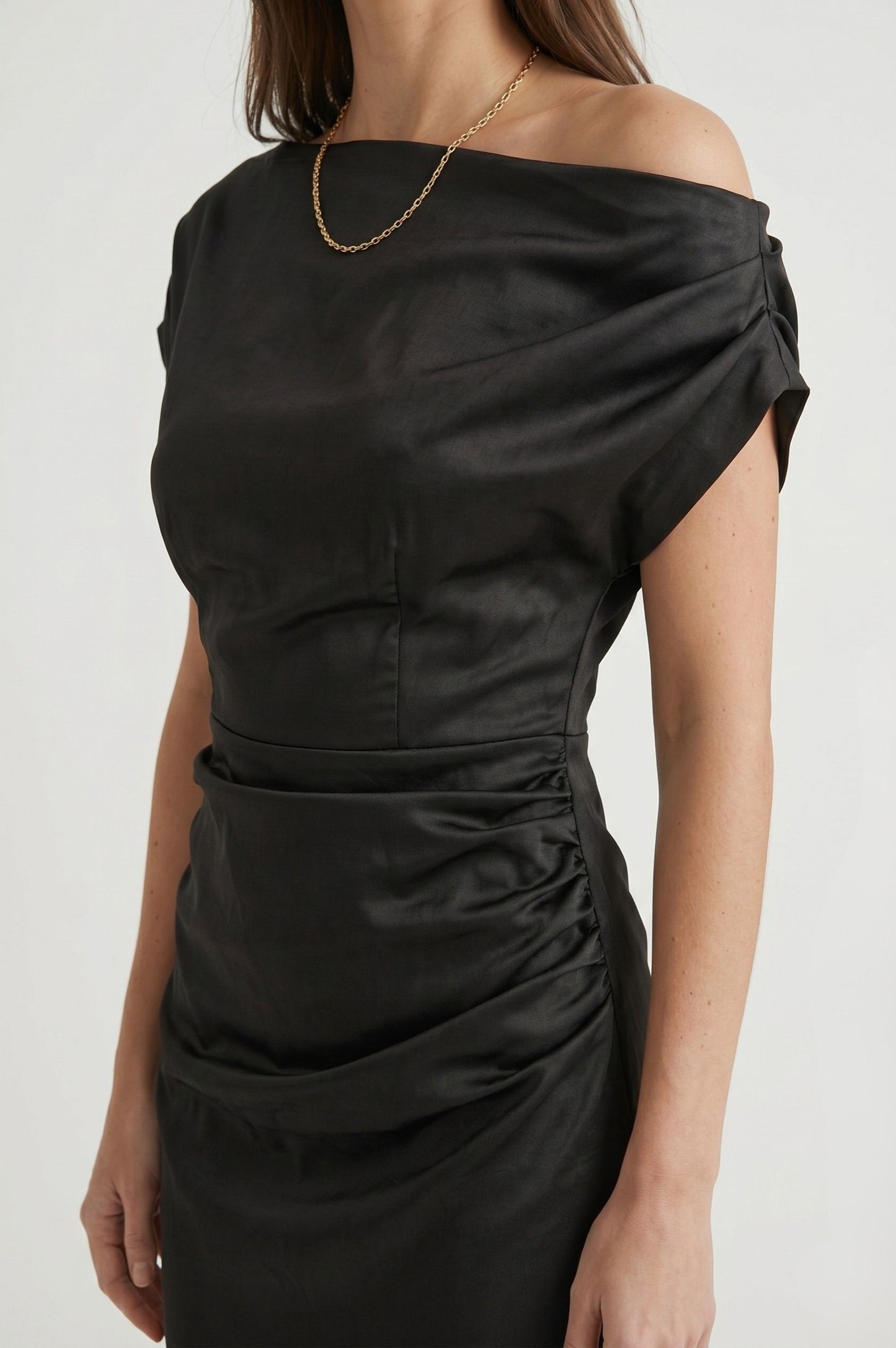 Robe Midi Satinée Drapée "L'Énigmatique" – Noir Intemporel