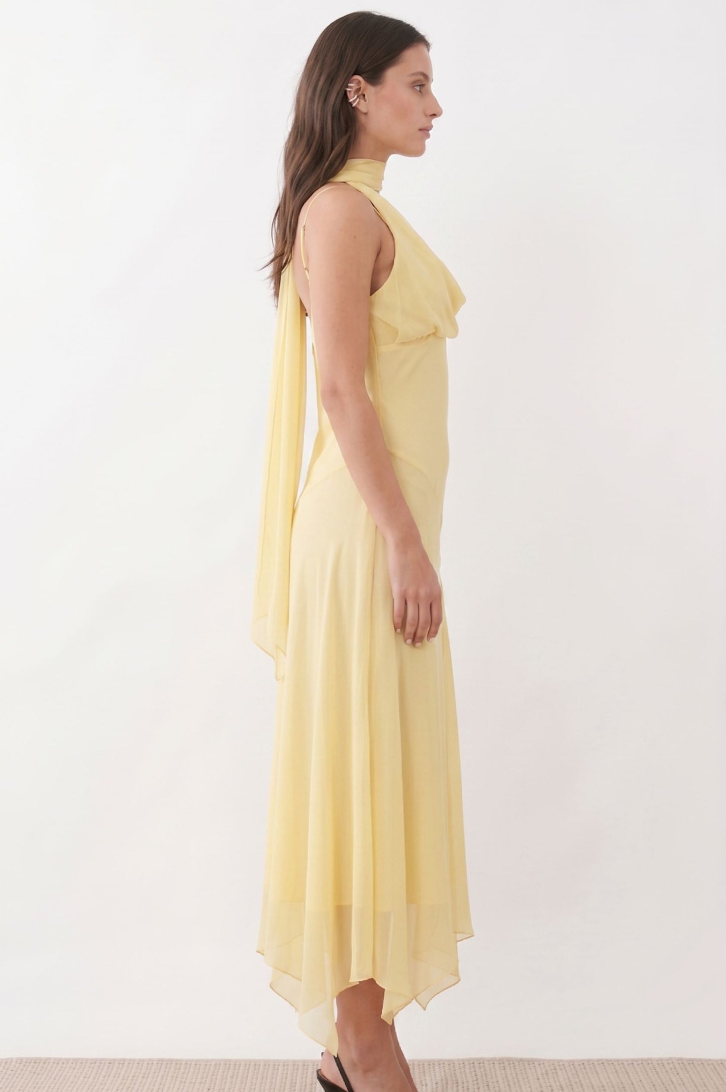 Robe Midi "Éclat Solaire" – Col Bénitier & Écharpe Intégrée