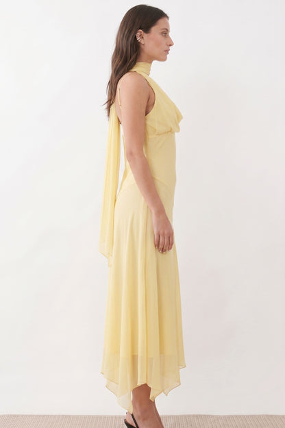 Robe Midi "Éclat Solaire" – Col Bénitier & Écharpe Intégrée