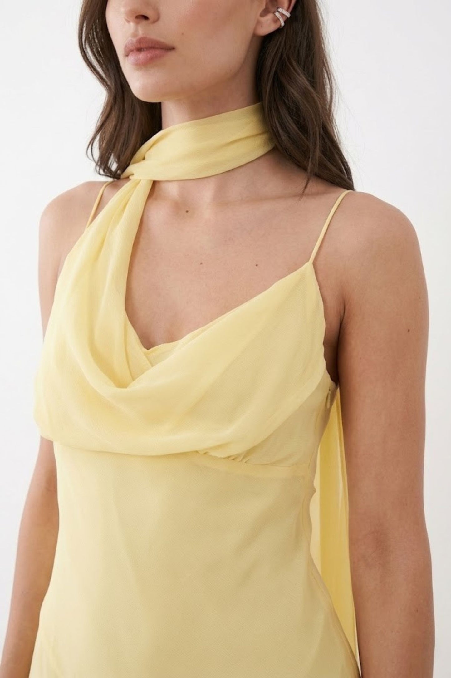 Robe Midi "Éclat Solaire" – Col Bénitier & Écharpe Intégrée