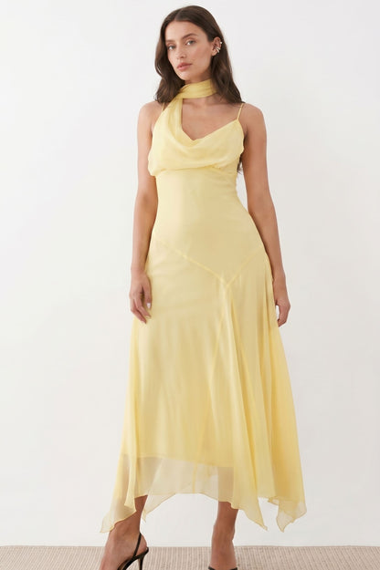 Robe Midi "Éclat Solaire" – Col Bénitier & Écharpe Intégrée