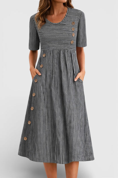 Lina – Robe avec détails de boutons