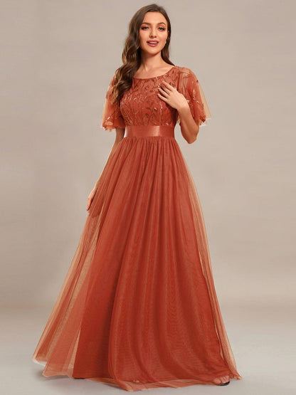 Robe longue de cérémonie à manches courtes avec broderie