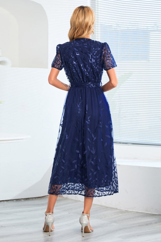 Robe Brodée de Feuilles à Sequins avec Décolleté Lié