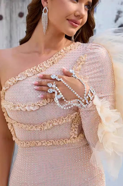 Robe de Cocktail Brodée à Épaule Dégagée avec Bracelet en Diamants