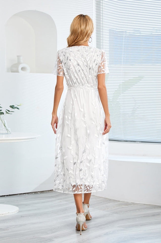 Robe Brodée de Feuilles à Sequins avec Décolleté Lié