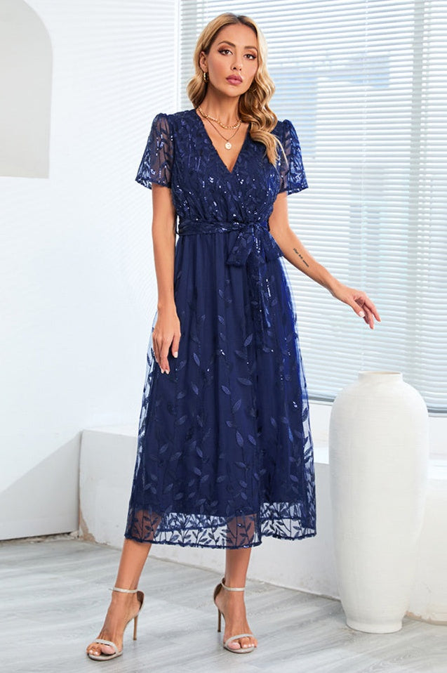 Robe Brodée de Feuilles à Sequins avec Décolleté Lié - Révier Paris