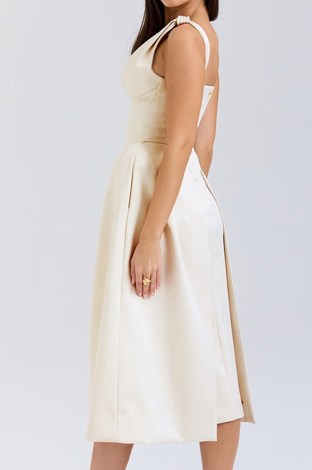 Robe Midi Satinée à Décolleté V Profond et Taille Cintrée