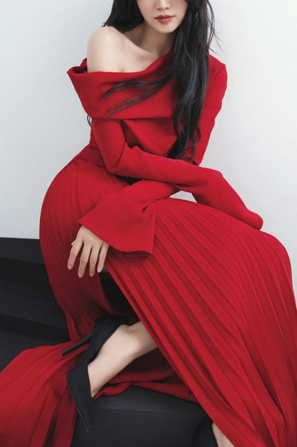Robe Rouge Brodée à Pliures et Découpe Fendue